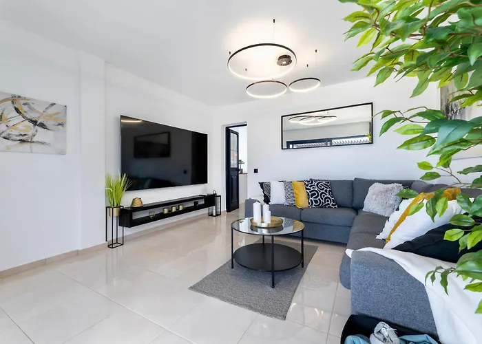 - Heated Pool, Aircon Villa *