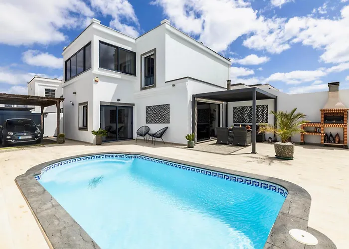 - Heated Pool, Aircon Villa Playa Blanca (Lanzarote)