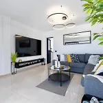- Heated Pool, Aircon Villa *