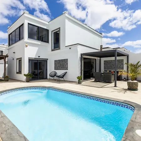 - Heated Pool, Aircon Villa Playa Blanca