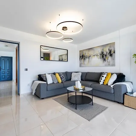 - Heated Pool, Aircon Villa Playa Blanca