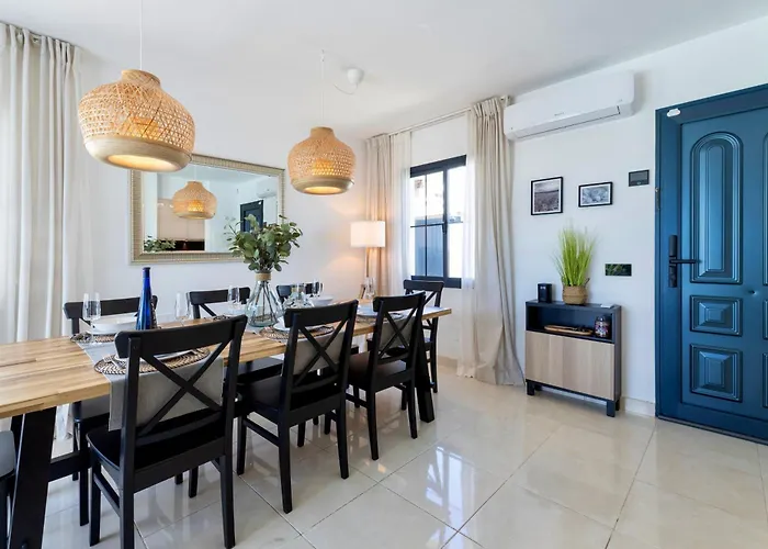 - Heated Pool, Aircon Playa Blanca (Lanzarote)